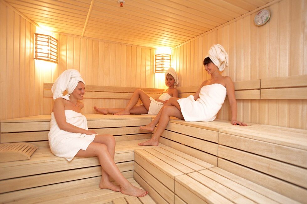A sauna is a public place where you can get onychomycosis