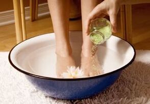 For people with toenail fungus, bathing with vinegar and salt is useful. 