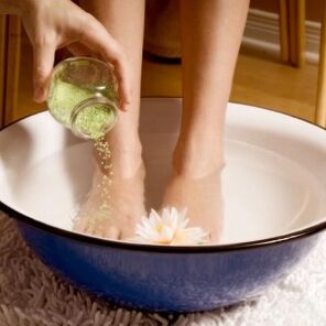During the treatment of fungus, it is necessary to wash the feet often. 