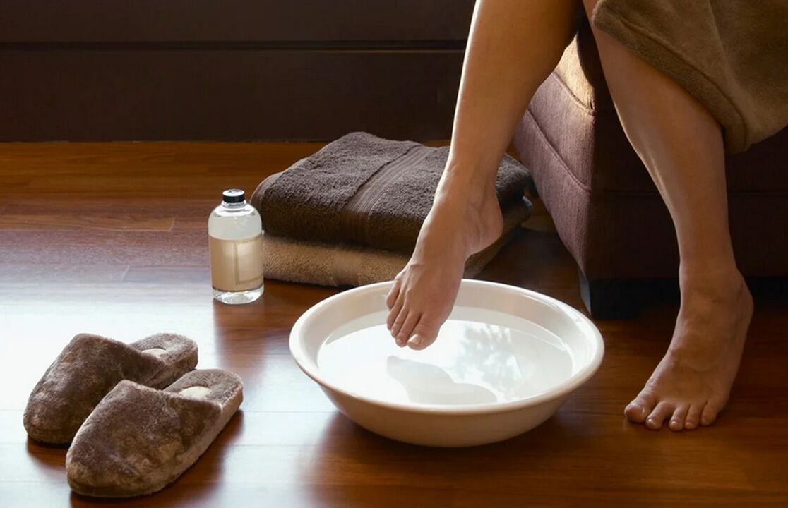 Bath with vinegar to treat nail fungus